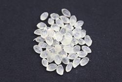 Adhesivo de fusión en caliente a granel en pellets de color blanco