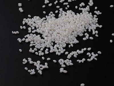 Adhesivo de fusión en caliente de PES en pellets blanco 3130M 